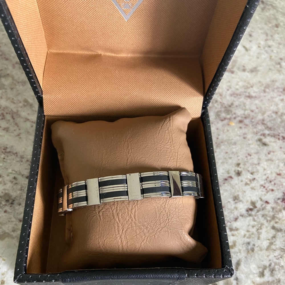 NWOT Guess Men’s Silver & Black Bracelet